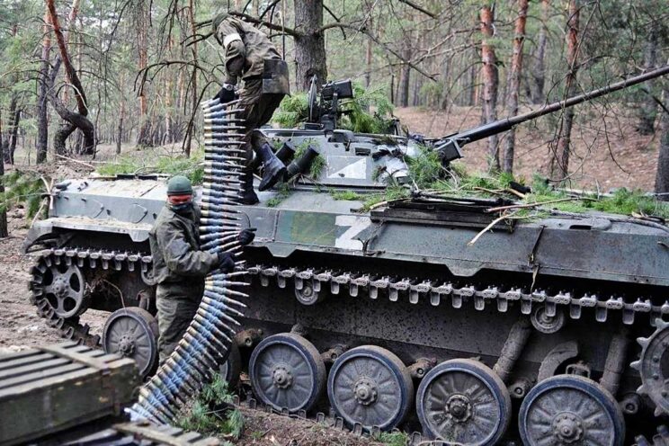 Proces ładowania 30 mm nabojów ZUOF8 z pociskiem odłamkowym do rosyjskiego BMP-2.