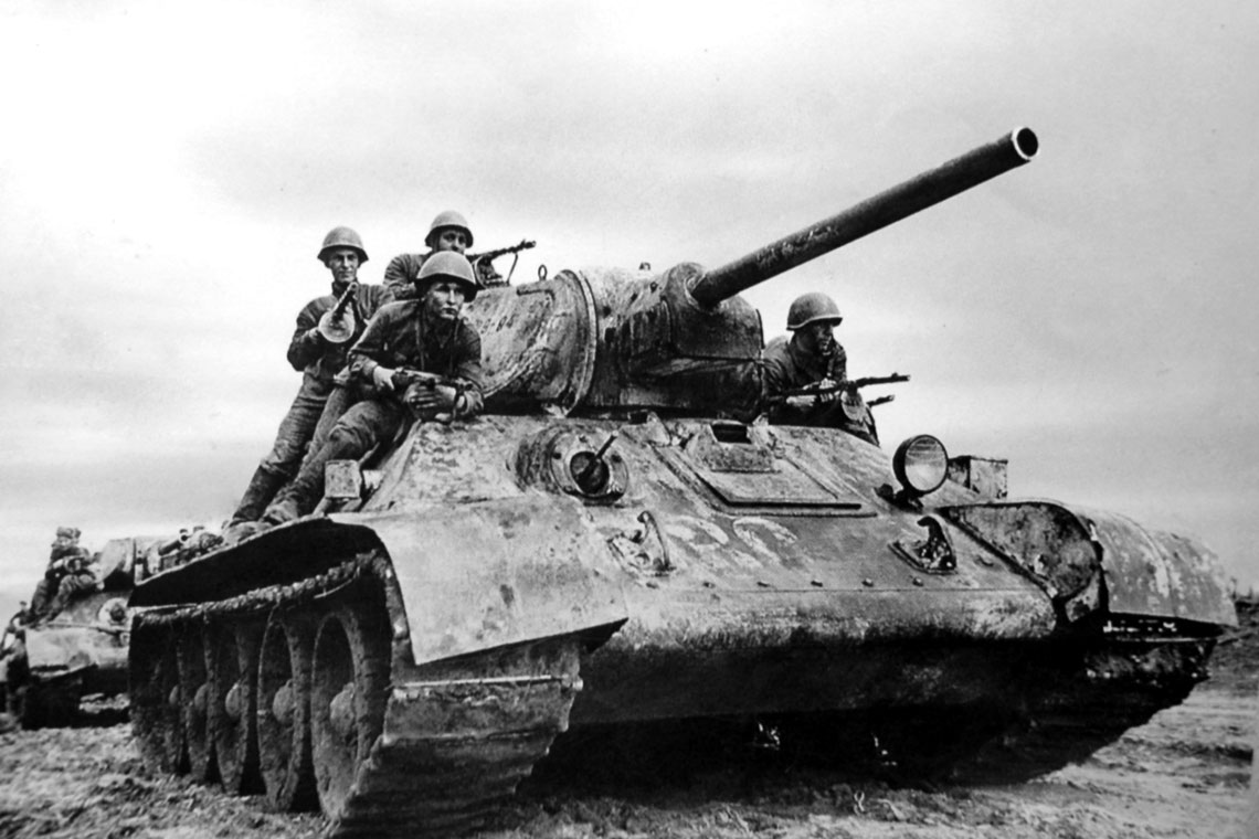 T-34 stanowił podstawowe wyposażenie wojsk pancernych Armii Czerwonej w czasie II wojny światowej. Jego ogólna charakterystyka pozostawała prawie niezmieniona do początku 1944 r., kiedy pojawiła się znacznie ulepszona wersja T-34-85.