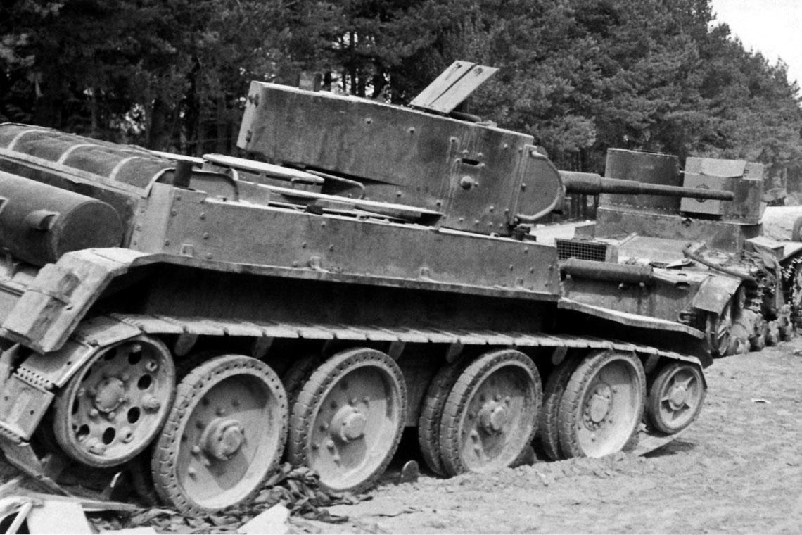 Zniszczony sowiecki sprzęt w lasach nad rzeką Prypeć na północny zachód od Kijowa, na pierwszym planie czołg BT-5, a dalej dwuwieżowa wersja T-26.