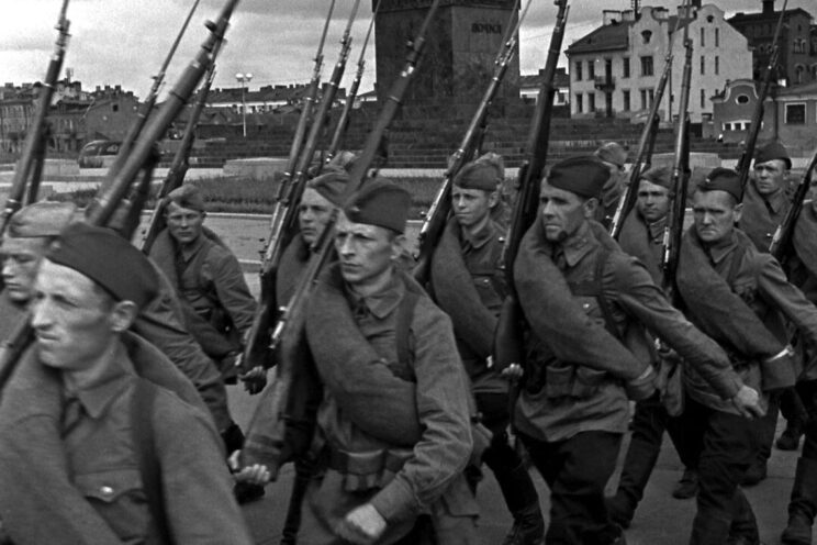 Zdolność ZSRR do ciągłego mobilizowania żołnierzy oraz formowania nowych dywizji, korpusów i armii kompletnie zaskoczyła Niemców. Na zdjęciu piechota 37. Armii RKKA.