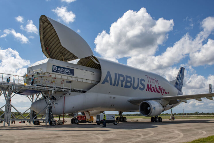 Do realizacji komercyjnych przewozów wielkogabarytowych ładunków zostało utworzone przedsiębiorstwo Airbus Beluga Transport, które posiada samoloty Beluga (Airbus A300-600 Super Transporter). Na zdjęciu załadunek urządzeń kosmicznych.