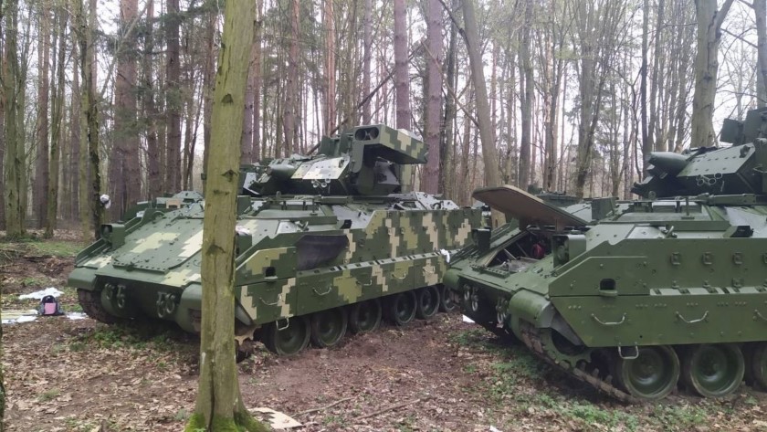Bojowe wozy piechoty M2 Bradley dla Ukrainy w nowym kamuflażu