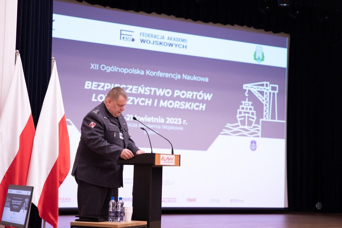 W Dęblinie o bezpieczeństwie portów lotniczych i morskich