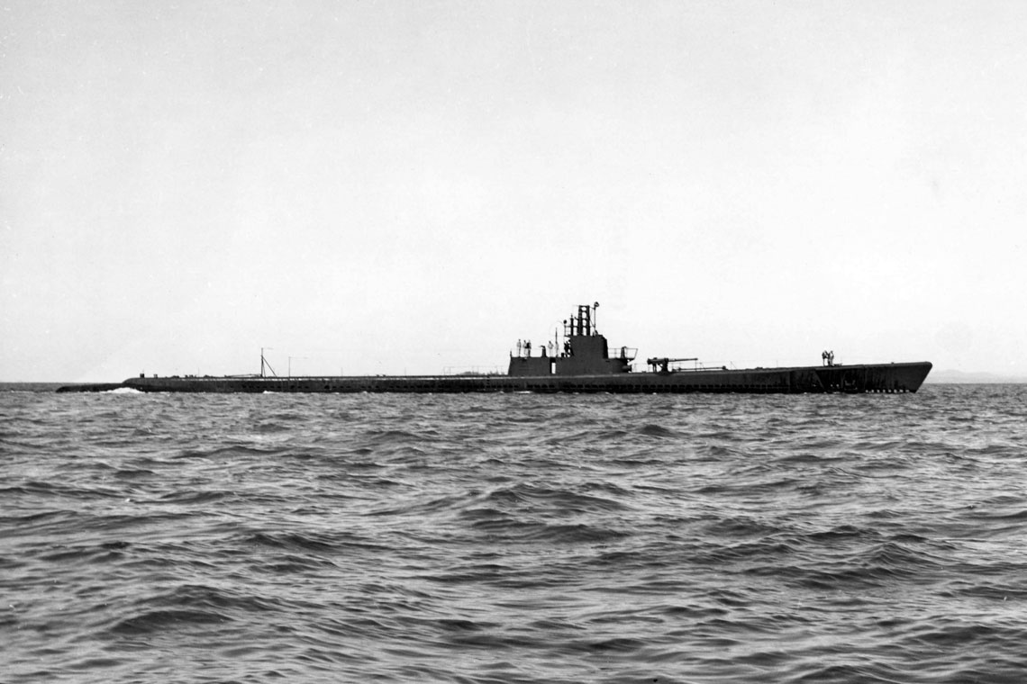 USS Drum (SS-228) był dwunastym okrętem podwodnym typu Gato, ale pierwszym ukończonym i pierwszym, który wszedł do walki w II wojnie światowej. Okręt wszedł do służby 1 listopada 1941 r. pod dowództwem kmdr. Roberta H. Rice’a. Na zdjęciu Drum na wodach w pobliżu Australii, 4 czerwca 1942 r.