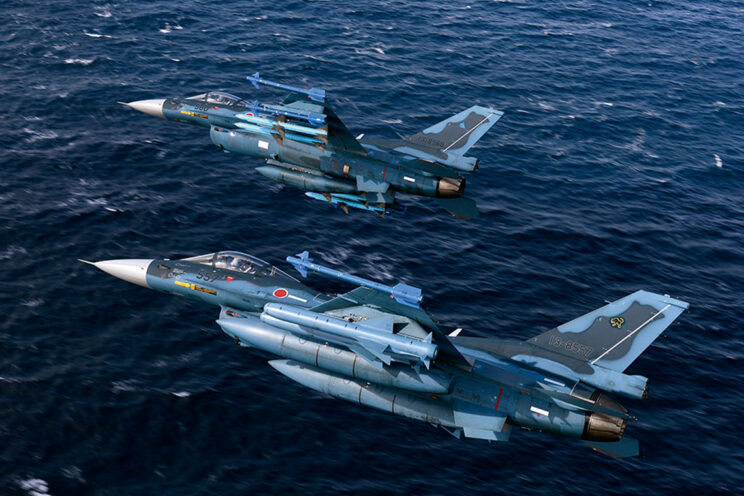 Japońska odmiana amerykańskiego wielozadaniowego myśliwca F-16 oznaczona jako F-2 cechuje się większą powierzchnią skrzydła, sporym udziałem materiałów kompozytowych w konstrukcji płatowca oraz radarem z aktywnym skanowaniem elektronicznym typu AESA.