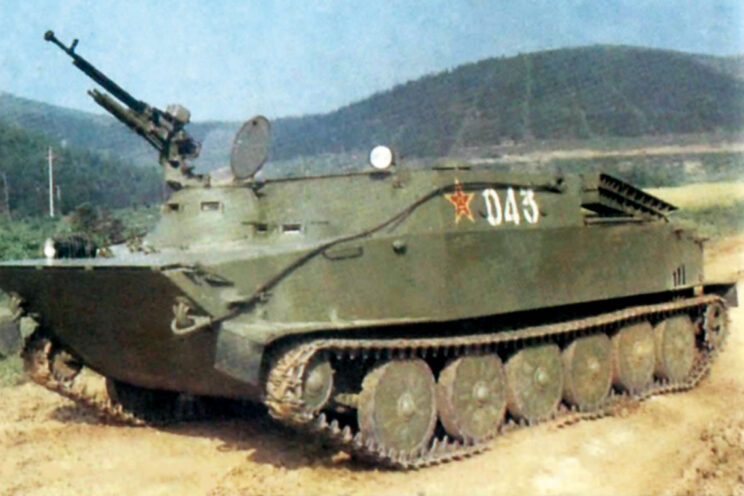 Chiński transporter opancerzony Typ 77-1. Widoczne szyny do wtaczania armaty przeciwpancernej na płycie nadsilnikowej.