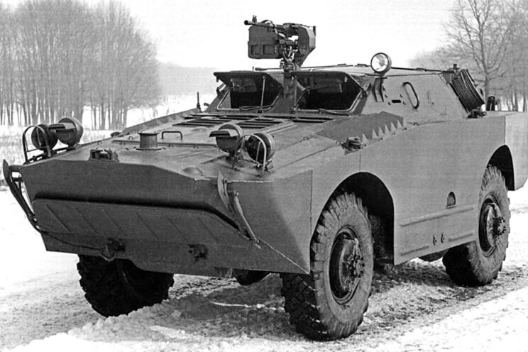 Ostateczna wersja BRDM-a – przedni pancerz z giętych blach, zdalnie rozkładany falochron i karabin maszynowy SGM kal. 7,62 mm z workiem na łuski.