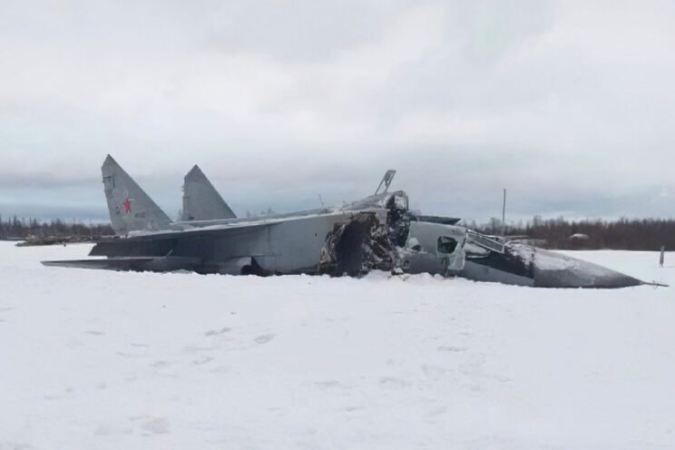 Samolot MiG-31K Kinżał, który wyjechał poza pas startowy i rozbił przednią część kadłuba podczas startu z lotniska Solcy 29 stycznia 2022 r.