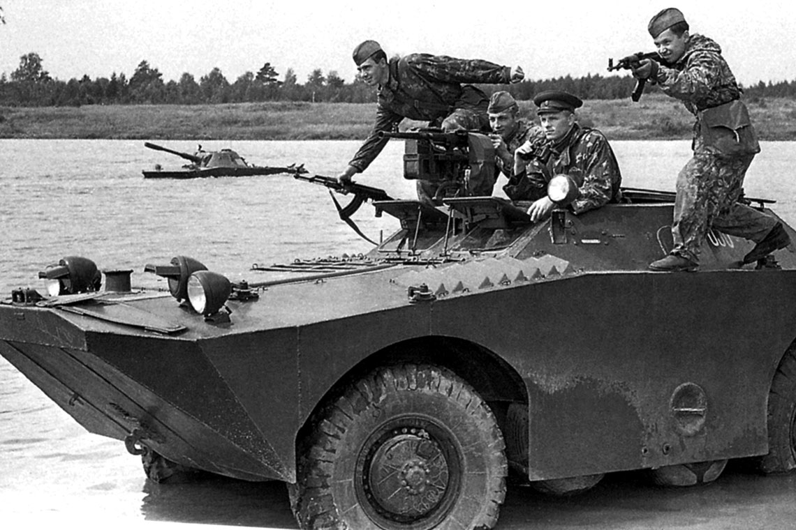Wczesny radziecki BRDM po forsowaniu przeszkody wodnej. Zdjęcie jest niewątpliwie „pozowane”, gdyż zwiadowcy (co można stwierdzić po ubranych na mundury „maschałatach”) w warunkach bojowych nosili jednak hełmy i po opuszczeniu przedziału bojowego natychmiast kryli się w terenie.