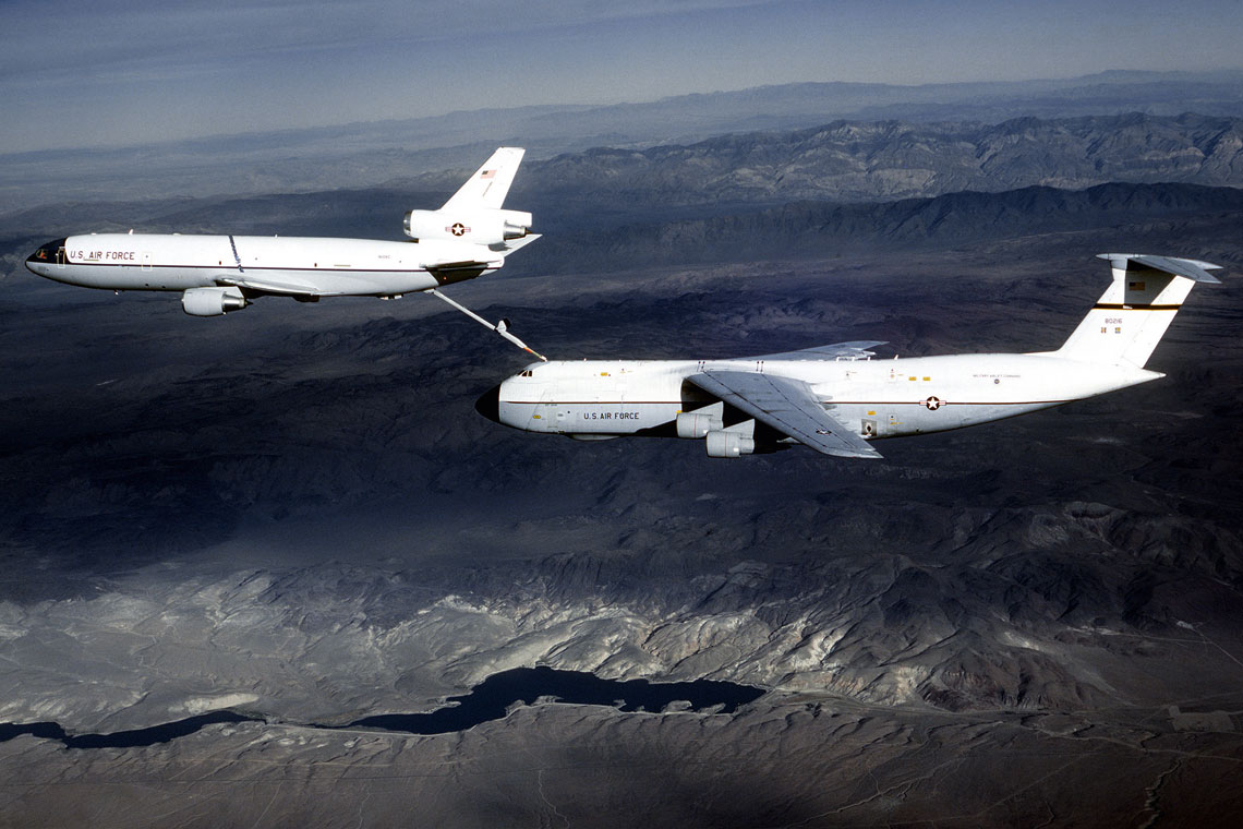 Pierwszy zbudowany egzemplarz KC-10A przekazuje paliwo samolotowi transportowemu C-5A Galaxy podczas testów w powietrzu; 30 października 1980 r.