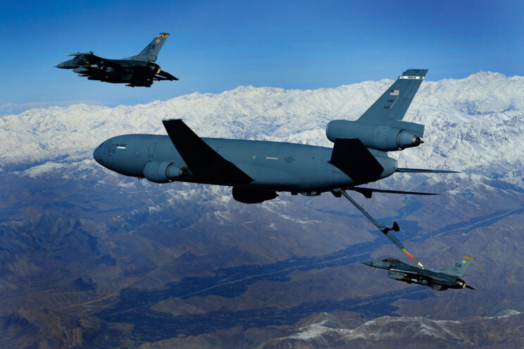 KC-10A ze skrzydła 60th AMW tankuje w locie F-16C Viper z ekspedycyjnego dywizjonu myśliwskiego 79th EFS nad wschodnim Afganistanem; 26 listopada 2009 r.