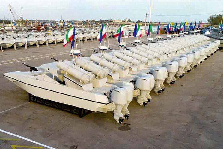 Ceremonia przekazania licznych szybkich łodzi Korpusowi Strażników Rewolucji Islamskiej. Na pierwszym planie łodzie Ashura z dwiema rakietami Kowsar-300.