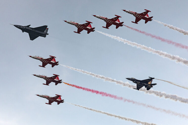 Prototyp Kızılelmy prowadzi formację odrzutowców zespołu akrobacyjnego Türk Yıldızları i pojedynczego F-16C podczas stambulskiego Teknofestu 2023.