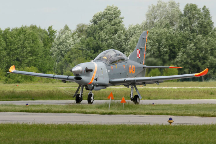 Poprawione skrzydło w zmodernizowanym turbośmigowym samolocie szkolno-treningowym PZL-130 Orlik jest zakończone wilgletami.