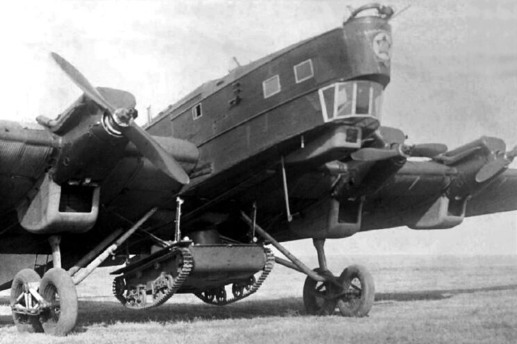 Samolot TB-3 dostosowany do transportu pod kadłubem czołgu lekkiego T-38. Sprzęt ciężki miał być w ten sposób dostarczany na lotniska wcześniej opanowane przez desant spadochronowy.