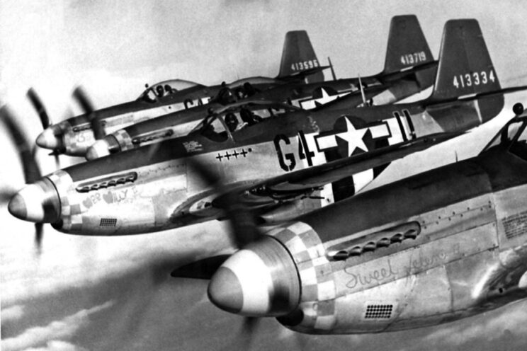 Sekcja Mustangów z 362. FS. Na pierwszym planie P-51D „Sweet Helen II” (44-13558, G4-B), którym latał Capt. Harvey Mace, za nim P-51D „Wee Willie II” (44-13334, G4-U), samolot Capt. Calverta Williamsa. Zwraca uwagę fakt, że są to P-51D wczesnej serii produkcyjnej, nie posiadające płetwy instalowanej u nasady statecznika pionowego w celu poprawy stateczności kierunkowej.