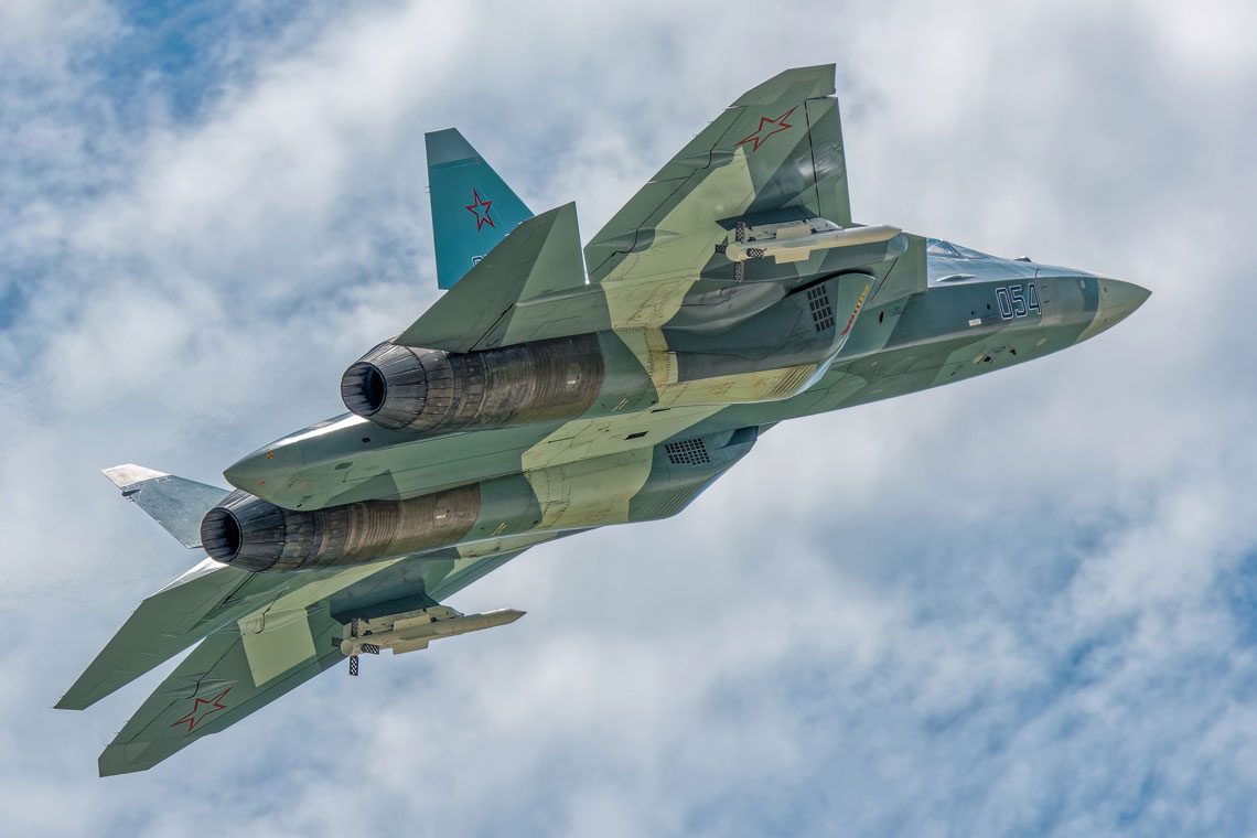 Su-57 to najnowszy rosyjski myśliwiec, obecnie będący w eksploatacji próbnej w Siłach Powietrzno--Kosmicznych FR. Pod skrzydłem samolot niesie dwa pociski „powietrze-powietrze” R-77-1.