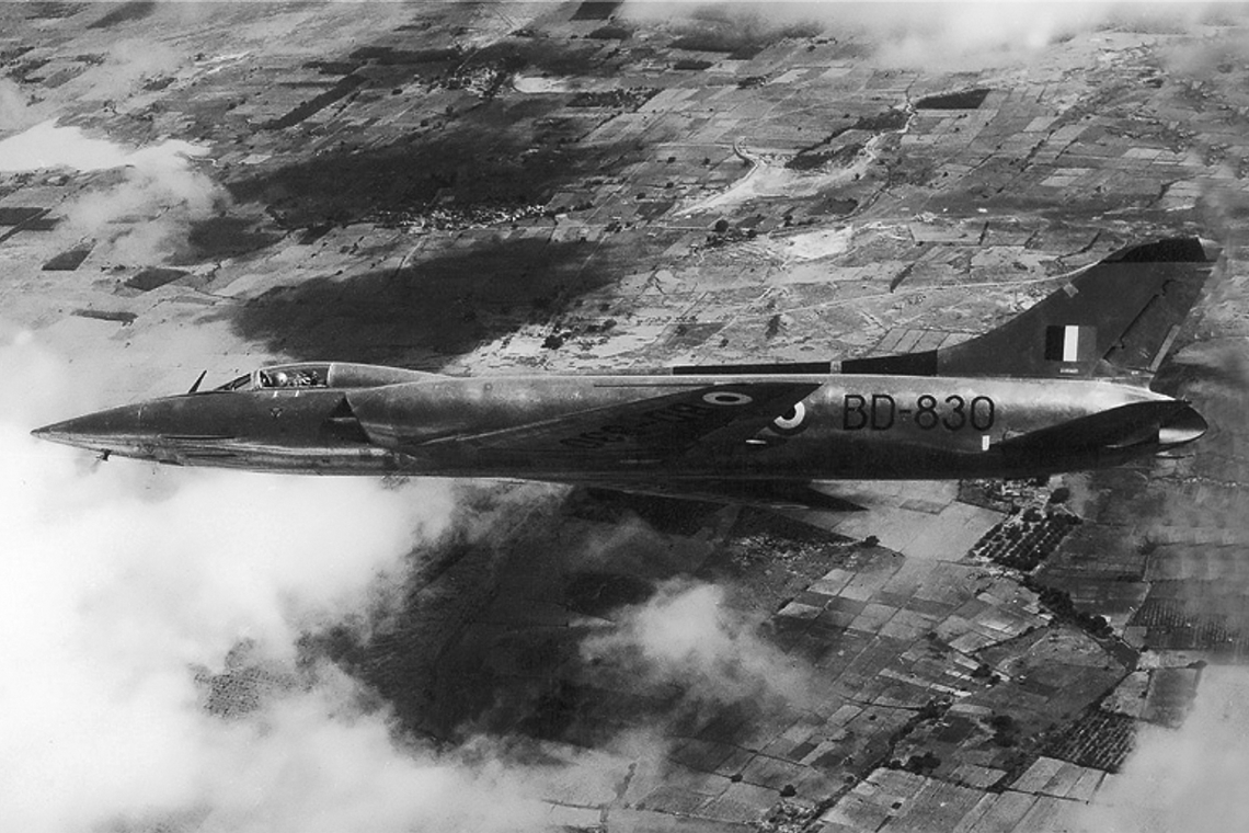 HF-24 BD-830 podczas lotu. Początkowo odbiornik ciśnień powietrznych montowany był na końcówce lewego skrzydła. Ze względu na pojawiające się pęknięcia – w późniejszym czasie przeniesiono go na przód kadłuba.