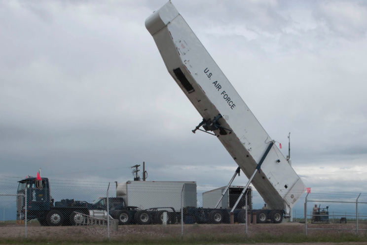 Specjalistyczny pojazd służący do umieszczania i ekstrakcji strategicznych pocisków rakietowych Minuteman III z podziemnych silosów.