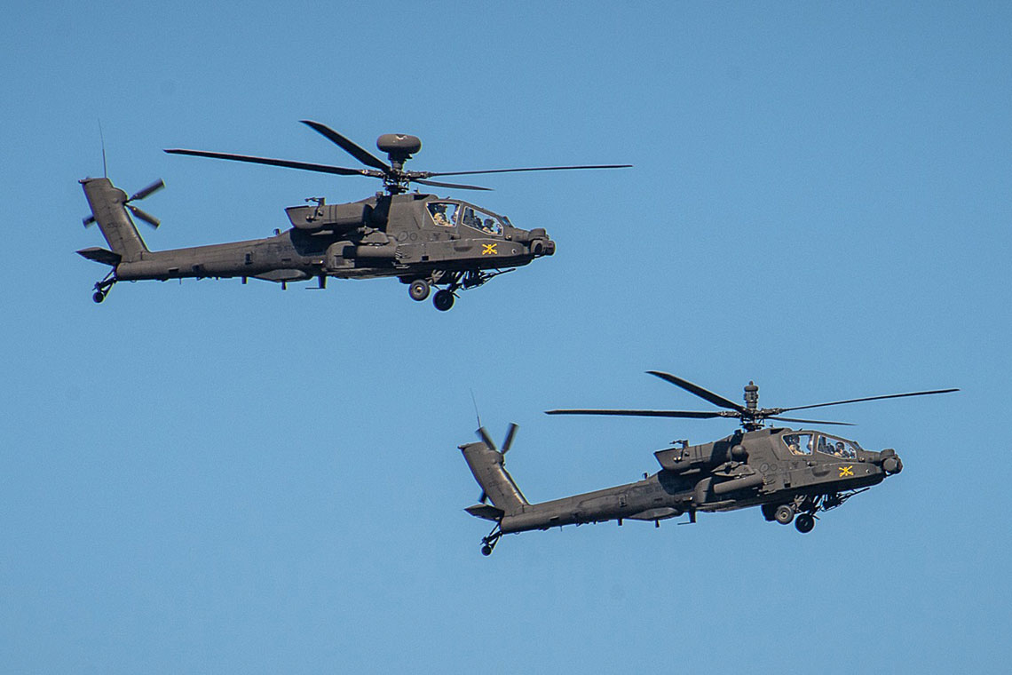 Dwa śmigłowce bojowe Boeing AH-64E Apache Guardian wzięły udział w lotniczej części defilady w Warszawie z okazji Święta Wojska Polskiego. To maszyny US Army, stacjonujące rotacyjnie w Polsce. Na te docelowej wersji w polskich barwach przyjdzie jeszcze kilka lat poczekać, nawet jeśli umowa dostawy zostanie zawarta w tym roku. 