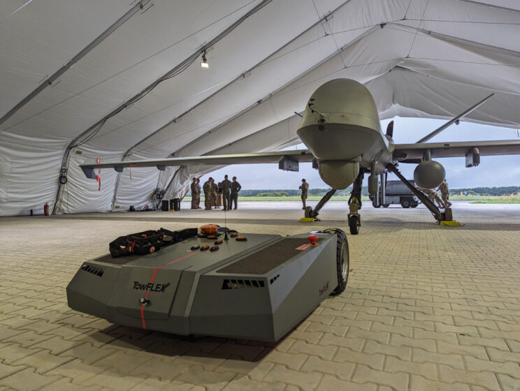Kompaktowy, elektryczny holownik służący do przemieszczania z miejsca na miejsce samolotu bezzałogowego MQ-9 Reaper na dowolnym lotnisku.
