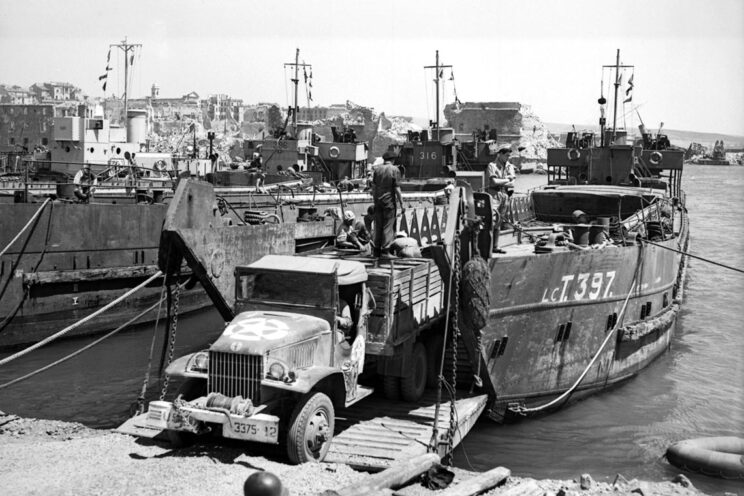 Port w Civitavecchia, położony około 60 km na północny zachód od Rzymu, Amerykanie zajęli bez walki 7 czerwca 1944 r. Trzy dni później przybyły tam pierwsze okręty z zaopatrzeniem.