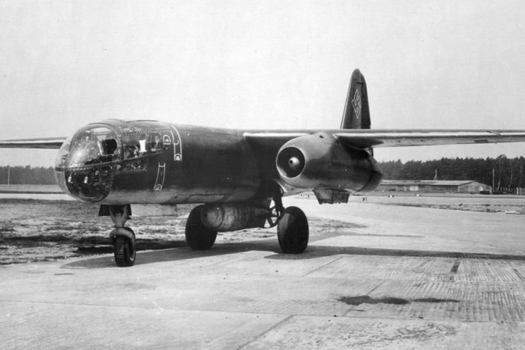 Arado Ar 234 – pierwszy na świecie samolot bombowy i rozpoznawczy z napędem odrzutowym. Po raz pierwszy wzbił się w powietrze 15 marca 1943 r. Samolot nie miał komory wewnętrznej i 1500 kg bomb przenosił na podwieszeniach zewnętrznych.