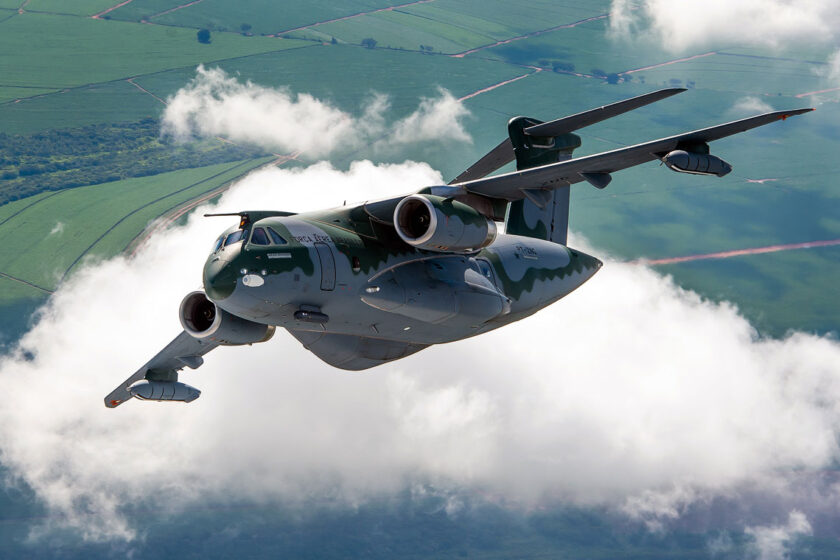 Embraer KC-390 Millennium z bogatym zestawem wyposażenia dodatkowego, które obejmuje dwa zasobniki z giętkimi przewodami tankującymi pod skrzydłami, a także optoelektroniczny zasobnik obserwacyjno-celowniczy pod kadłubem.
