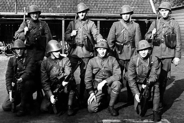 Grupa holenderskich piechurów na fotografii z końca lat trzydziestych. Uzbrojenie i wyposażenie typowe dla początkowego okresu drugiej wojny światowej.