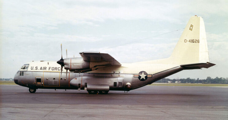 JC-130A, 54-1626, który służył jako prototyp w programie Gunship II. Samolot po pierwszych modyfikacjach (widać zainstalowany radar AN/APQ-133 SLTR/BTR), ale brakuje jeszcze uzbrojenia.