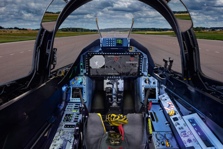 Dominującym elementem kokpitu samolotu wielozadaniowego Gripen E jest szerokokątny wyświetlacz przezierny oraz duży centralny wyświetlacz WAD (Wide Area Display). Według firmy Saab Gripen E dysponuje najbardziej rozwiniętym systemem transmisji danych.