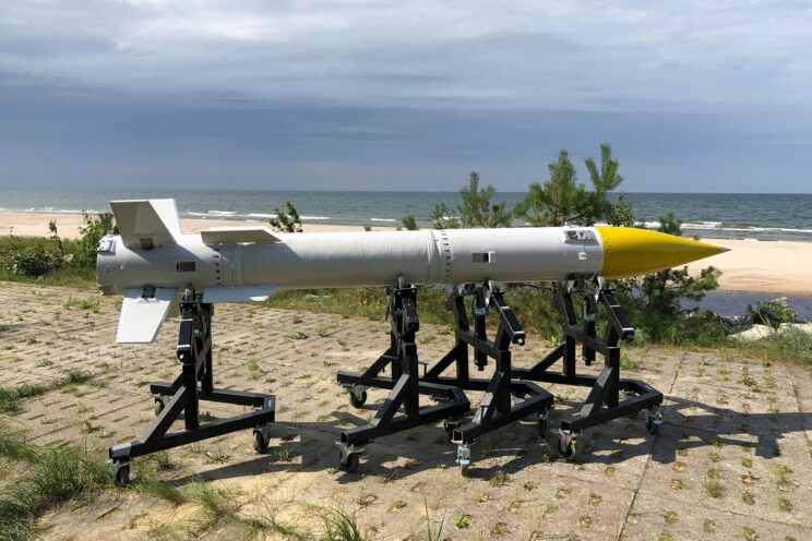 Końcowy stopień trójstopniowej suborbitalnej rakiety nośnej o średnicy 300 mm przygotowany do testu poligonowego.