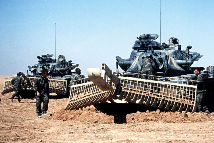 Także czołg M60, tym razem w wersji A3, posłużył do skonstruowania wyspecjalizowanego pojazdu torującego M60 Panther Mine Detection and Clearing Vehicle. Na zdjęciu pojazd tego typu z zamocowanym trałem naciskowym M1 Mine Clearing Roller System podczas działań na Bałkanach w 1996 r. Na drugim planie widoczny czołg M728 CEV.