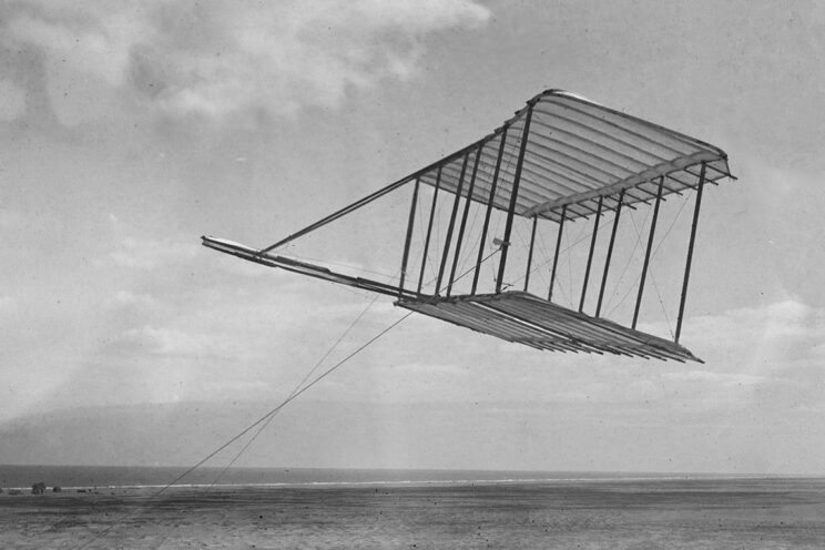Przeprowadzane jesienią 1900 r. próby z szybowcem nr 1 miały głównie na celu zbadanie jego charakterystyk aerodynamicznych: oporu, nośności i sterowności. Na zdjęciu próby szybowca Wright Glider Nr 1.