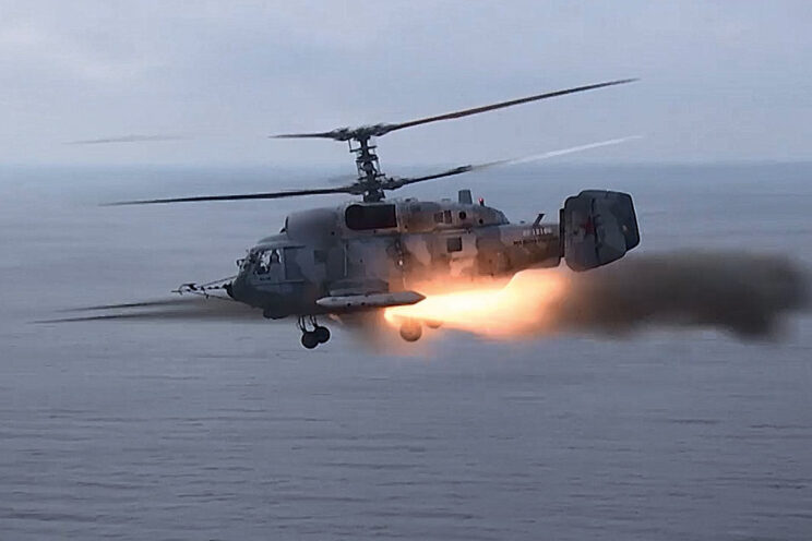 Efektowne ujęcie odpalania rakiet niekierowanych ze śmigłowca Ka-29 Floty Czarnomorskiej. Śmigłowce różnych typów, w tym także armijne Mi-8, włączono do akcji poszukiwania i zwalczania ukraińskich bezzałogowców morskich u wybrzeży Krymu.