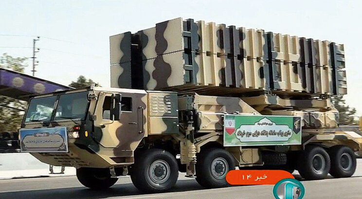 Pozbawiona radaru wyrzutnia systemu Sevom Khordad z nowymi pociskami w pojemnikach transportowo-startowych.