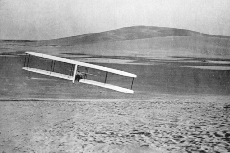 Próby w locie szybowca nr 3 były prowadzone w Kitty Hawk od sierpnia do późnej jesieni 1902 r. Wykonanych zostało około 1000 różnych ślizgów; najdłuższe na odległość 200 m. Na zdjęciu Wright Glider Nr 3 podczas jednego z lotów.