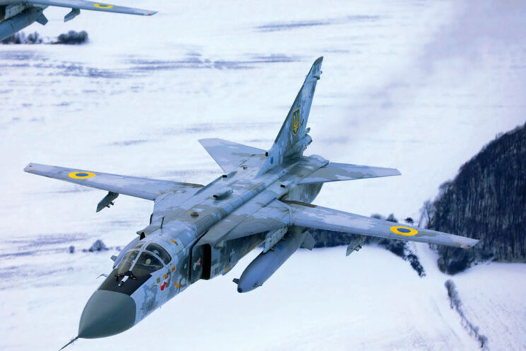 Su-24M odnowiony w Lotniczych Zakładach Remontowych w Mikołajewie, z charakterystycznym pikselowym kamuflażem. W chwili rosyjskiej agresji na Ukrainę zdatnych do lotu było 17 bombowców tego typu. Później usprawniono jeszcze cztery egzemplarze.
