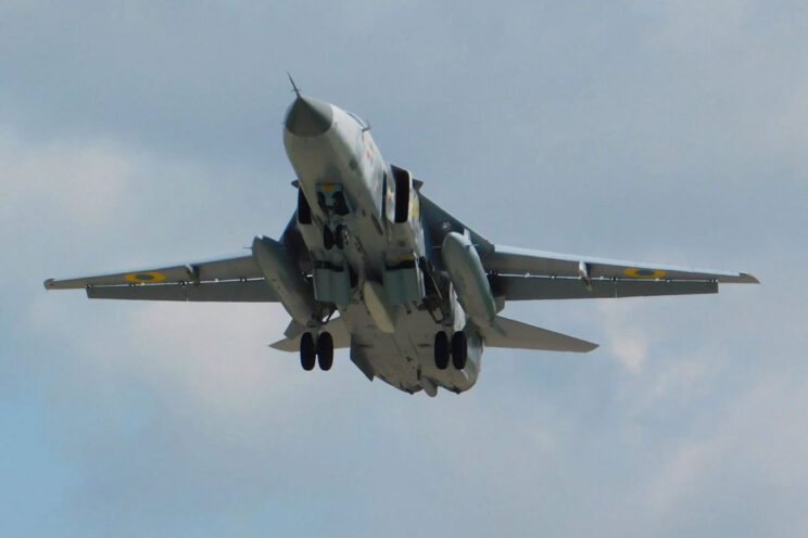 Do lądowania podchodzi Su-24MR z dwoma dodatkowymi zbiornikami paliwa PTB-3000. Ponadto pod kadłubem widać zasobnik ze stacją rozpoznania radiotechnicznego SRS-13 Tangaż.