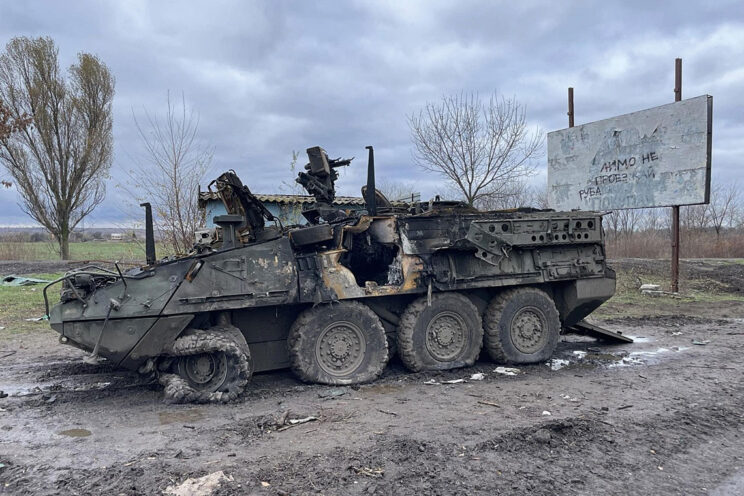 Zniszczony na Zaporożu kołowy transporter opancerzony M1126 Stryker z ukraińskiej 82. BDSz.