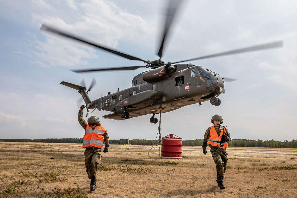 Śmigłowce transportowe CH-53GA dzięki dużemu udźwigowi są m.in. wykorzystywane do gaszenia pożarów.