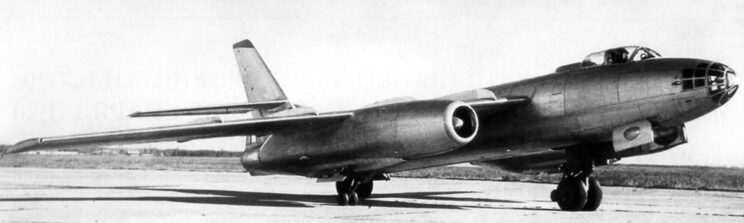 Pierwszy radziecki bombowiec ze skośnym skrzydłem Iljuszyn Ił-30 został zbudowany w 1949 r., ale nigdy nie wzbił się w powietrze.