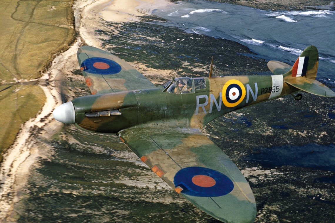 Samolot myśliwski Supermarine Spitfire Mk IIa (P7895) z 72. Sqn RAF nad wybrzeżem Anglii. Za sterami F/Lt Robert Elliot.
