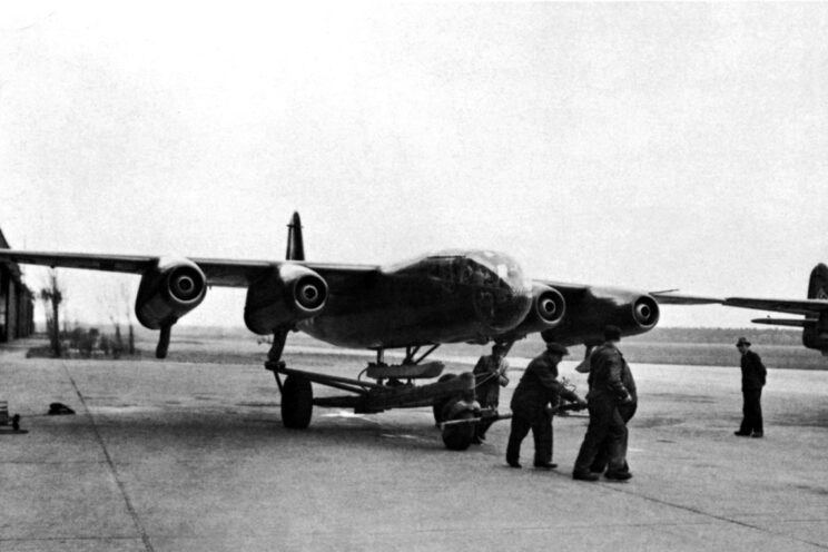 Personel naziemny przetacza samolot Arado Ar 234 V6 na pas startowy.