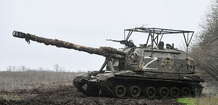 Samobieżna 152 mm armatohaubica 2S19 z „baldachimem”, sfotografowana wczesną wiosną 2023 r.