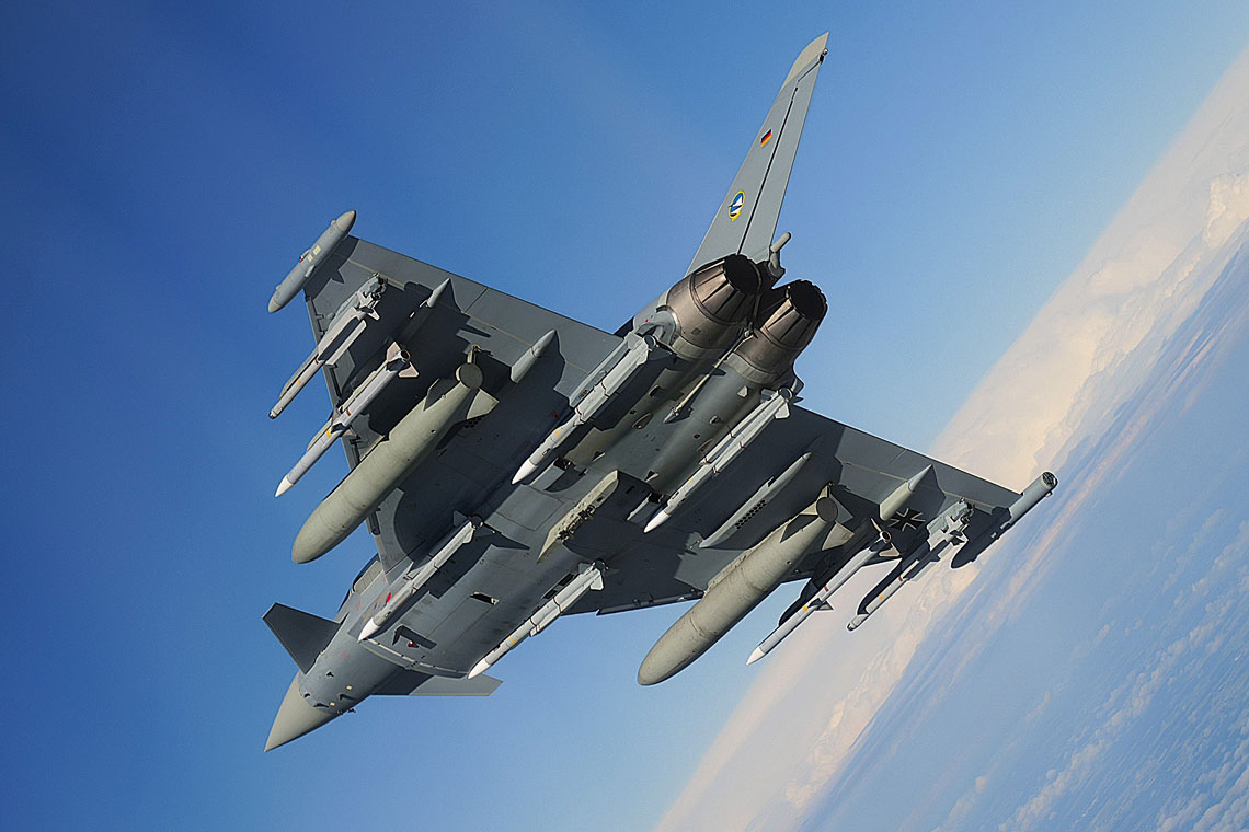 Jednym z potencjalnych kandydatów do roli myśliwca przewagi powietrznej Sił Powietrznych jest Eurofighter. Obecnie maszyny tego typu są eksploatowane przez cztery państwa NATO i należą do najliczniejszych samolotów bojowych sojuszu. Na zdjęciu maszyna Luftwaffe w konfiguracji przewagi powietrznej uzbrojona w pociski kierowane „powietrze-powietrze”: dalekiego zasięgu MBDA Meteor (cztery pod kadłubem), średniego zasięgu RTX AIM-120C AMRAAM (dwa na belkach wewnętrznych) i bliskiego zasięgu Diehl IRIST-T (dwa na belkach zewnętrznych).