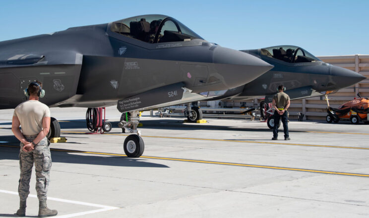 Para samolotów myśliwskich Lockheed Martin F-35A Lightning II z dywizjonu 422nd TES przygotowuje się do startu z Nellis AFB; 21 maja 2020 r.