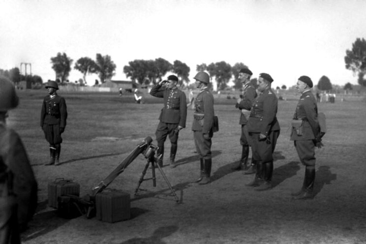 Pułkownik Stefan Rowecki w trakcie przeglądu pododdziałów 1. psk. Forsowane przez niego wyposażenie pułków w dodatkowe moździerze okazało się cennym wzmocnieniem w trakcie walk.