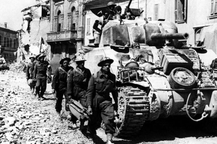 Sanitariusze z brytyjskiej 56. Dywizji Piechoty mijają czołg Sherman; Portomaggiore (na północ od przesmyku Argenta), 19 kwietnia 1945 r.