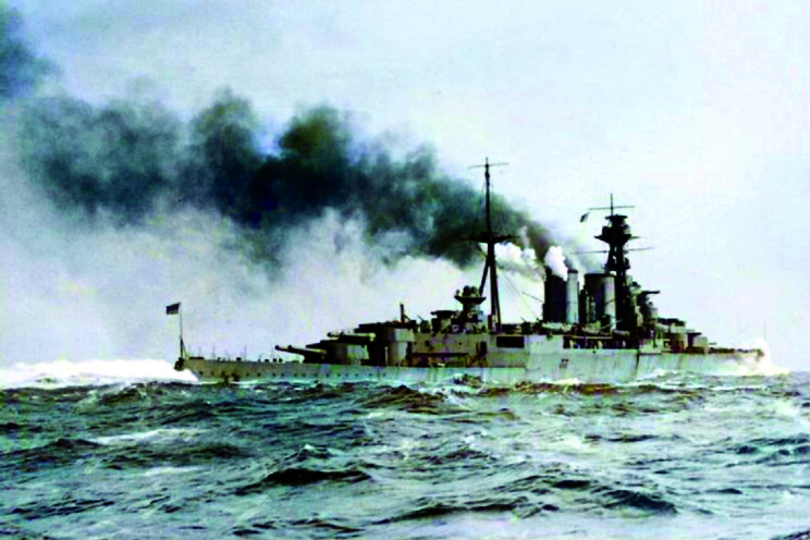 HMS Hood w ujęciu od rufy na zdjęciu z okresu prób morskich płynący z prędkością 30 węzłów.